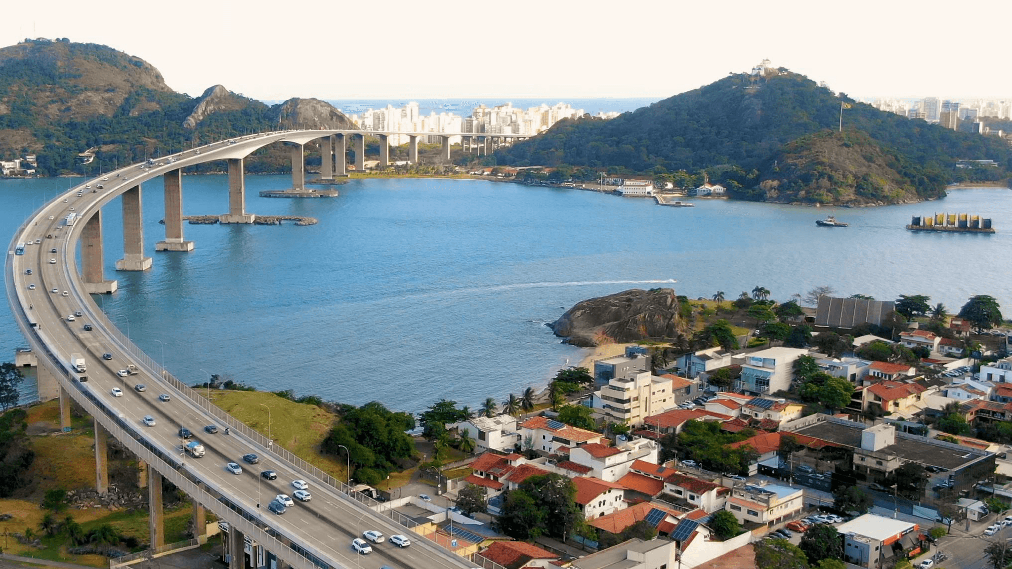 Vista aérea da ponte e baía de Vitória, Espírito Santo